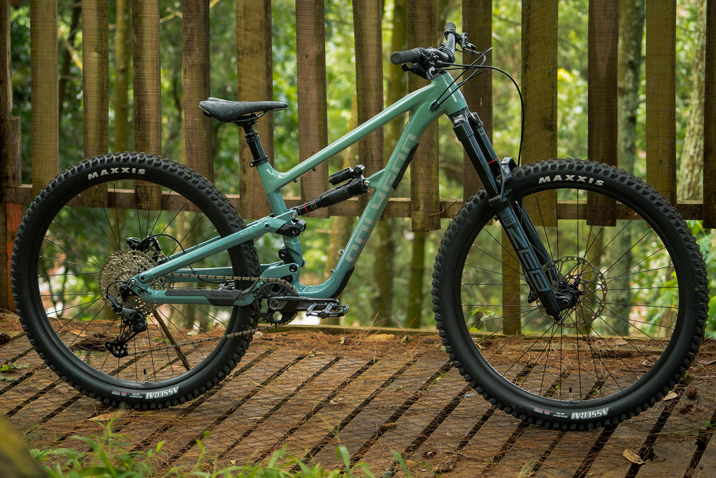 green mountainbike Polygon Collosus N7