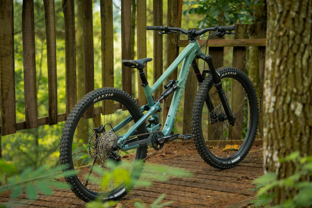 green mountainbike Polygon Collosus N7